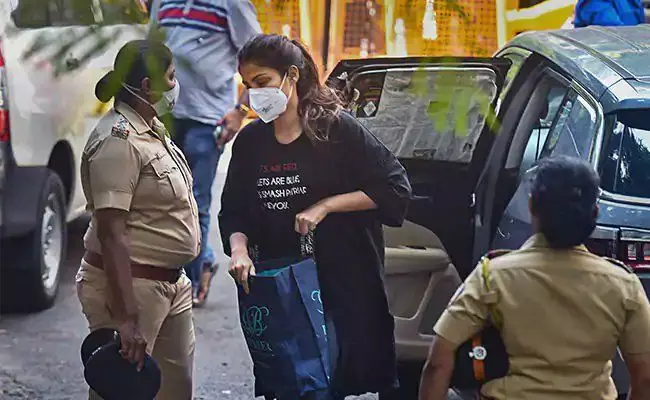 रिया चक्रवर्ती को ड्रग्स केस में 14 दिन की जेल