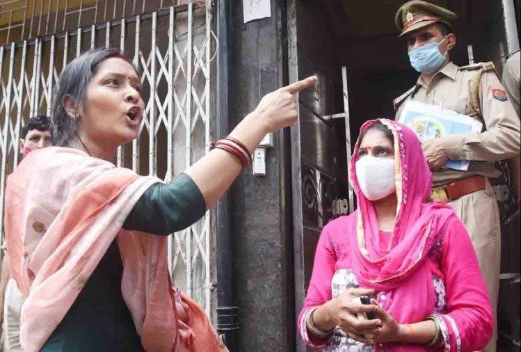 विकास दुबे के साथी जय की पत्नी श्वेता आई सामने, पुलिस-प्रशासन पर खड़े किए सवाल विकास दुबे के साथी जय की पत्नी श्वेता आई सामने, पुलिस-प्रशासन पर खड़े किए सवाल