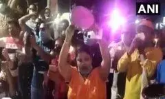 गाजियाबाद में DM ऑफिस के बाहर भूख हड़ताल पर बैठे अभिभावकों ने थाली बजाकर किया विरोध गाजियाबाद में DM ऑफिस के बाहर भूख हड़ताल पर बैठे अभिभावकों ने थाली बजाकर किया विरोध