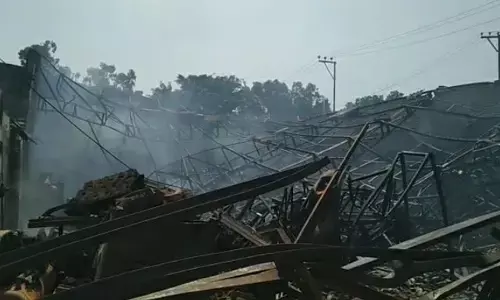 फर्नीचर हाउस में अज्ञात कारणों के चलते लगी भीषण आग, पूरी फैक्ट्री जलकर राख
