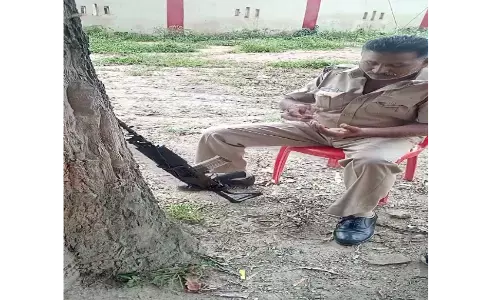 कप्तान साहब एक नजर इधर कैसे हो रही है इंसास रायफल की रखवाली