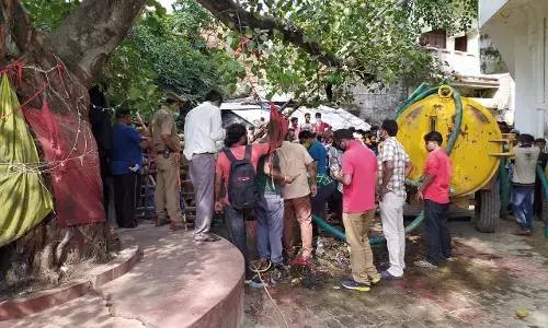 गोंडा में बड़ा हादसा : कुंए में गिरे बछड़े को बचाने उतरे पांच लोगों की मौत, मचा हड़कंप गोंडा में बड़ा हादसा : कुंए में गिरे बछड़े को बचाने उतरे पांच लोगों की मौत, मचा हड़कंप