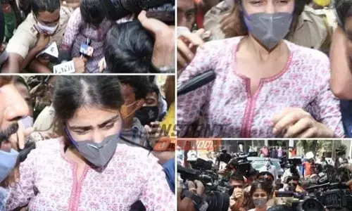 बेटी अगर समाज के भेडियों से बच गई तो धक्का मुक्की झेल लेगी