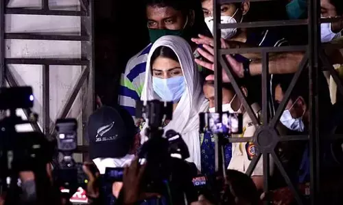 मीडिया वालो देश को रिया नहीं किसानों को यू-रिया और बेरोजगारों को नौक-रिया की जरूरत है मीडिया वालो देश को रिया नहीं किसानों को यू-रिया और बेरोजगारों को नौक-रिया की जरूरत है