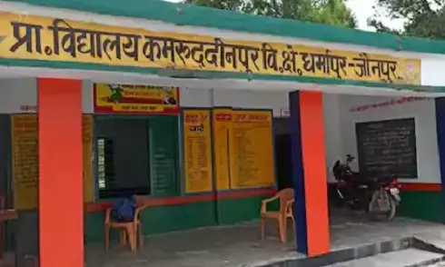 छात्रा के साथ अश्लील हरकत करते इश्कबाज टीचर का वीडियो वायरल, हुआ सस्पेंड छात्रा के साथ अश्लील हरकत करते इश्कबाज टीचर का वीडियो वायरल, हुआ सस्पेंड