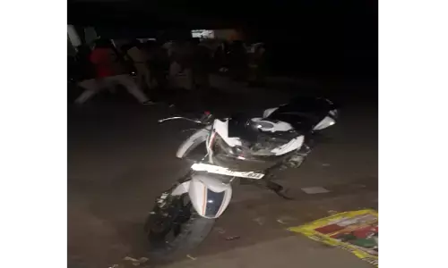 प्रयागराज के नए कप्तान को खुली चुनौती, अपाचे सवार अज्ञात बदमाशों ने सोने चांदी से भरा बैग व बाइक लूट कर फायरिंग करते हुए फरार प्रयागराज के नए कप्तान को खुली चुनौती, अपाचे सवार अज्ञात बदमाशों ने सोने चांदी से भरा बैग व बाइक लूट कर फायरिंग करते हुए फरार
