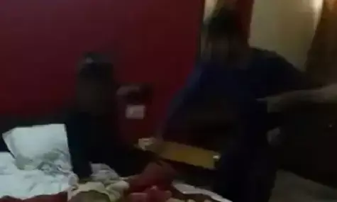 VIDEO: होटल में पत्नी को प्रेमी संग पकड़ा, पहले थप्पड़, फिर 1 मिनट में मारे 31 चप्पल VIDEO: होटल में पत्नी को प्रेमी संग पकड़ा, पहले थप्पड़, फिर 1 मिनट में मारे 31 चप्पल