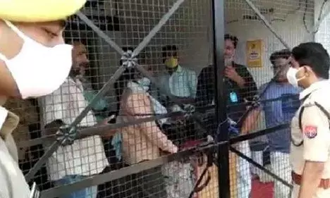 शाहजहांपुर के आरटीओ आफिस में चल रहे दलाली के अड्डे का भंडाफोड़