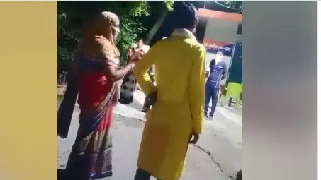 जब राजधानी के जानकीपुरम पुलिस पीड़ित महिला से कह रही है डंडा डाल रही हो..