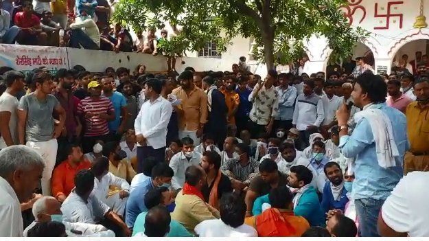 नोएडा: भारी संख्या में लोग उतरे सड़कों पर, पुलिस ने किया लाठीचार्ज, आंसू गैस के गोले छोड़े गए, लोगों में भारी आक्रोश नोएडा: भारी संख्या में लोग उतरे सड़कों पर, पुलिस ने किया लाठीचार्ज, आंसू गैस के गोले छोड़े गए, लोगों में भारी आक्रोश