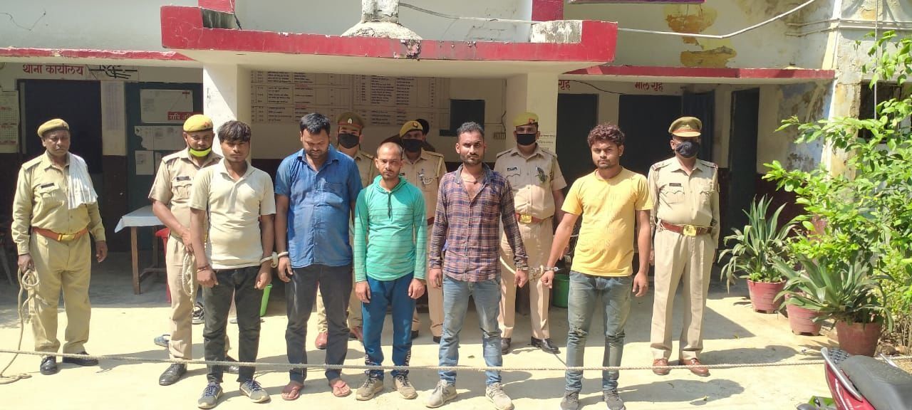इटावा पुलिस ने अवैध शराब की बिक्री करने वाले 5 शातिर अभियुक्त किये गिरफ्तार इटावा पुलिस ने अवैध शराब की बिक्री करने वाले 5 शातिर अभियुक्त किये गिरफ्तार