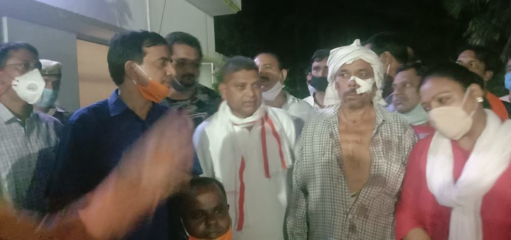 योगीराज में अधिकारी बेलगाम, किसान को जमकर पीटा, लेखपाल सस्पेंड योगीराज में अधिकारी बेलगाम, किसान को जमकर पीटा, लेखपाल सस्पेंड