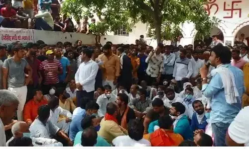 नोएडा: भारी संख्या में लोग उतरे सड़कों पर, पुलिस ने किया लाठीचार्ज, आंसू गैस के गोले छोड़े गए, लोगों में भारी आक्रोश नोएडा: भारी संख्या में लोग उतरे सड़कों पर, पुलिस ने किया लाठीचार्ज, आंसू गैस के गोले छोड़े गए, लोगों में भारी आक्रोश