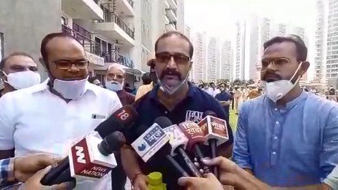 नोएडा के सेक्टर 107 स्थित ग्रेट वैल्यू शरणाम सोसाइटी के करीब 4000 सोसाइटीवासी सड़कों पर उतरने को मजबूर नोएडा के सेक्टर 107 स्थित ग्रेट वैल्यू शरणाम सोसाइटी के करीब 4000 सोसाइटीवासी सड़कों पर उतरने को मजबूर