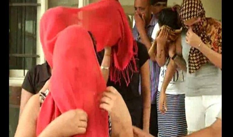 कानपुर : सेक्स रैकेट का भंडाफोड़, 9 लड़कियों समेत 11 लड़के गिरफ्तार, मची अफरातफरी कानपुर : सेक्स रैकेट का भंडाफोड़, 9 लड़कियों समेत 11 लड़के गिरफ्तार, मची अफरातफरी