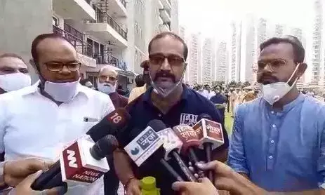 नोएडा के सेक्टर 107 स्थित ग्रेट वैल्यू शरणाम सोसाइटी के करीब 4000 सोसाइटीवासी सड़कों पर उतरने को मजबूर