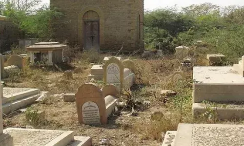 पाकिस्तान में जब किसी सुंदर लड़की की मौत होती है तो उसके परिजन देते है महीनों कब्र पर पहरा, जानिए क्यों? पाकिस्तान में जब किसी सुंदर लड़की की मौत होती है तो उसके परिजन देते है महीनों कब्र पर पहरा, जानिए क्यों?