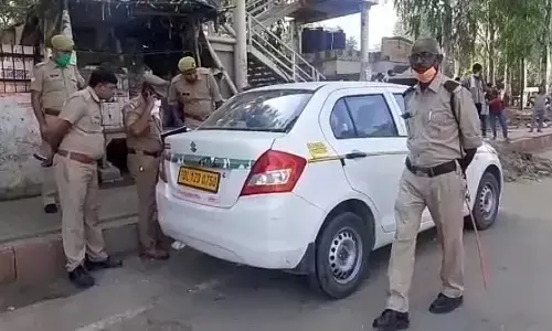 गाजियाबाद में सड़क किनारे टैक्सी में युवक का शव मिलने से फैली सनसनी गाजियाबाद में सड़क किनारे टैक्सी में युवक का शव मिलने से फैली सनसनी