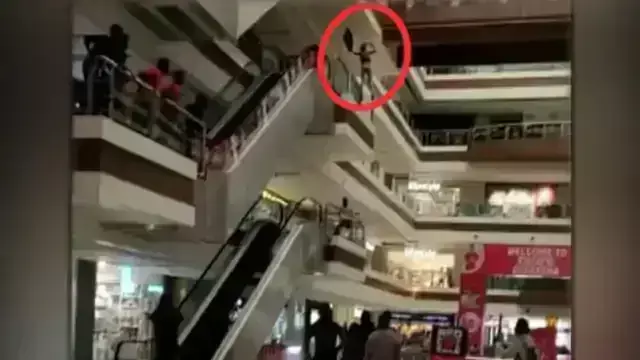 पति की आत्महत्या के दो दिन बाद पत्नी ने भी मॉल की तीसरी मंजिल से लगाई छलांग पति की आत्महत्या के दो दिन बाद पत्नी ने भी मॉल की तीसरी मंजिल से लगाई छलांग