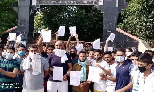 सहारनपुर : बनारसी दास इंटर कॉलेज में खेल के मैदान को लेकर हुआ धरना प्रदर्शन