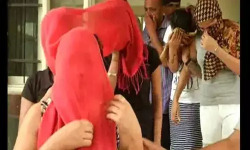 कानपुर : सेक्स रैकेट का भंडाफोड़, 9 लड़कियों समेत 11 लड़के गिरफ्तार, मची अफरातफरी कानपुर : सेक्स रैकेट का भंडाफोड़, 9 लड़कियों समेत 11 लड़के गिरफ्तार, मची अफरातफरी