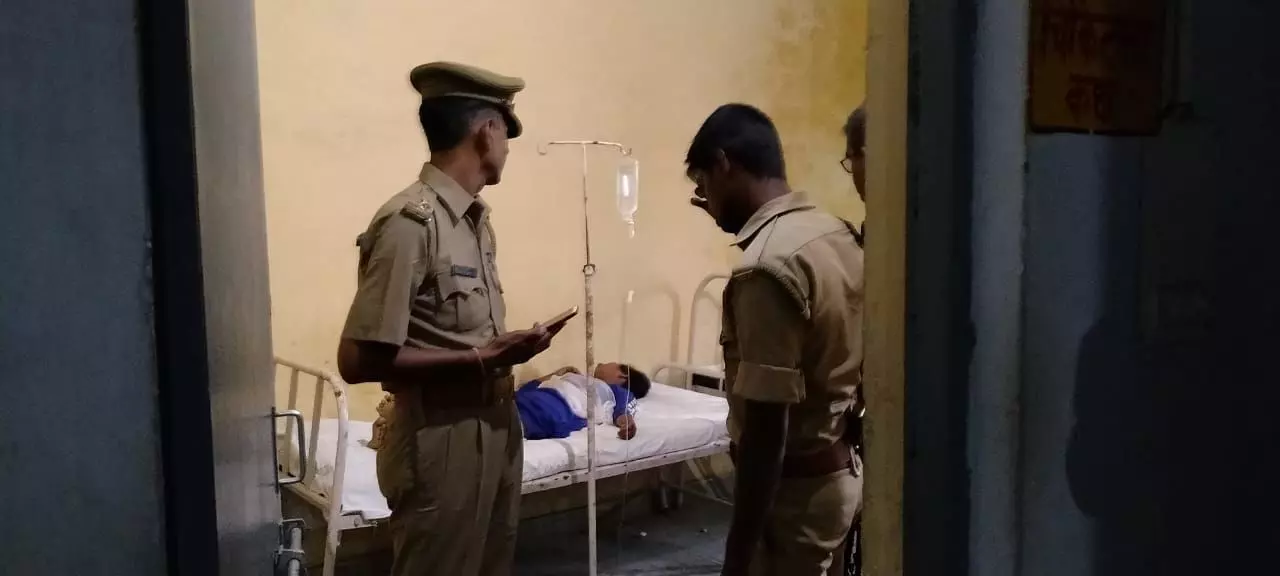 पुलिस की गाड़ी ने स्कूटी को मारी टक्कर, बच्ची समेत दो घायल.