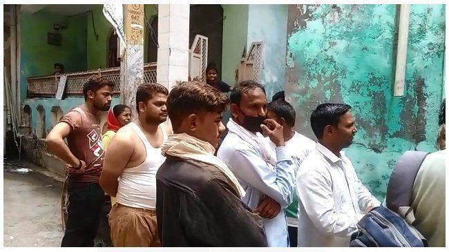 शराब के नशे में 3 बर्षीय मासूम बच्ची को जमीन पर पटका मौत, पत्नी की हालत गंभीर शराब के नशे में 3 बर्षीय मासूम बच्ची को जमीन पर पटका मौत, पत्नी की हालत गंभीर
