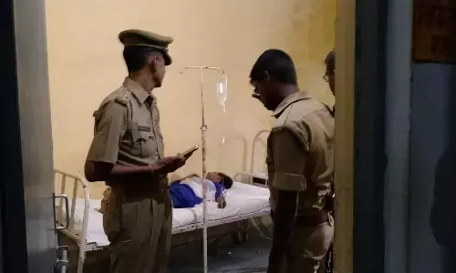 पुलिस की गाड़ी ने स्कूटी को मारी टक्कर, बच्ची समेत दो घायल.