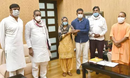 सुदीक्षा भाटी मौत मामला: परिजनों से मिले CM योगी, 20 लाख रुपए की आर्थिक मदद