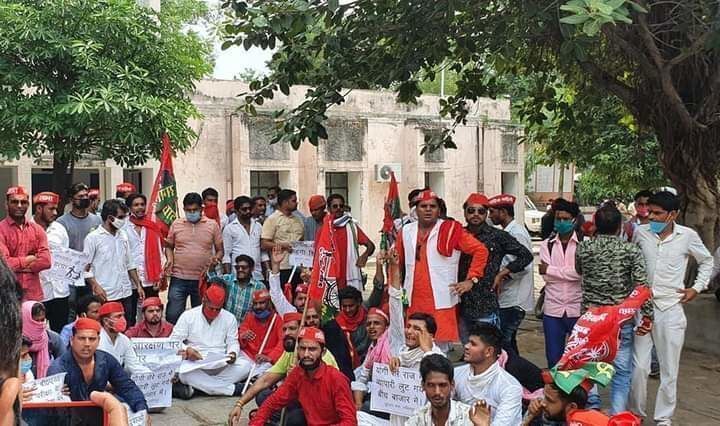 योगी सरकार के खिलाफ़ सपाइयों का विरोध प्रदर्शन योगी सरकार के खिलाफ़ सपाइयों का विरोध प्रदर्शन