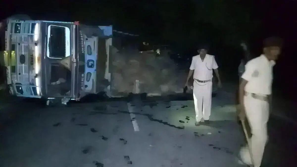 पलटे ट्रक से अनाज लूटने से रोका तो SDM को पीटा, बोरे लेकर भागे लोग पलटे ट्रक से अनाज लूटने से रोका तो SDM को पीटा, बोरे लेकर भागे लोग