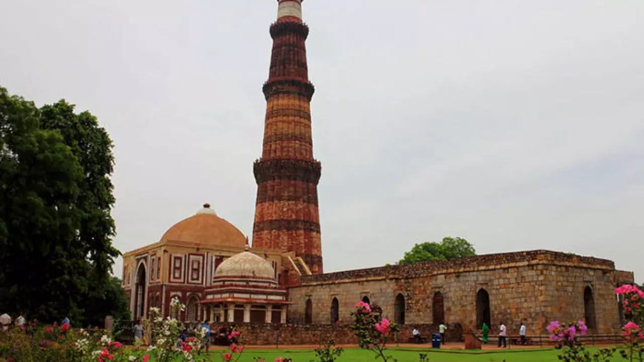 Qutub Minar में नमाज पर रोक, सरकार का दावा - ASI की नीति नहीं देती इजाजत