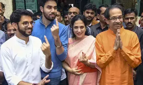 रिश्ते में बॉलीवुड के बाप लगते हैं... नाम है ठाकरे ! रिश्ते में बॉलीवुड के बाप लगते हैं... नाम है ठाकरे !