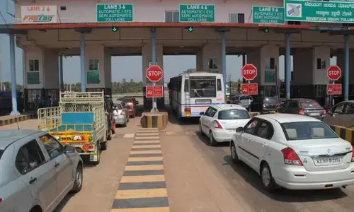 झांसी: टोल प्लाजा पर दिल दहला देने वाला हादसा, कुछ ही सेकेंड में बस यात्री का सिर धड़ से अलग