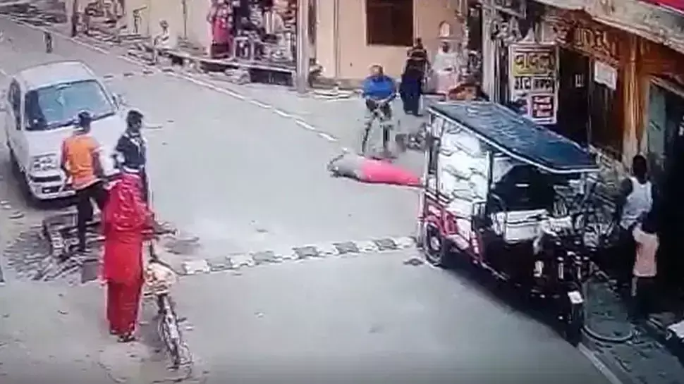 गाजियाबाद में छेड़खानी से रोका तो बेरहमी से पीटा, CCTV में कैद हुई वारदात गाजियाबाद में छेड़खानी से रोका तो बेरहमी से पीटा, CCTV में कैद हुई वारदात