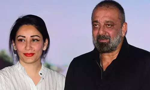 कैंसर का इलाज बीच में छोड़ पत्नी मान्यता के साथ दुबई पहुंचे संजय दत्त, जानें क्या है वजह कैंसर का इलाज बीच में छोड़ पत्नी मान्यता के साथ दुबई पहुंचे संजय दत्त, जानें क्या है वजह
