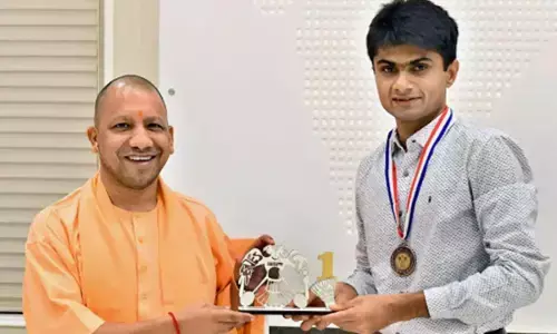 नोएडा डीएम का काबिलेतारीफ काम, ट्विटर पर मांगी गई सहायता पर डीएम सुहास एल वाई ने बचाई पत्रकार की जान