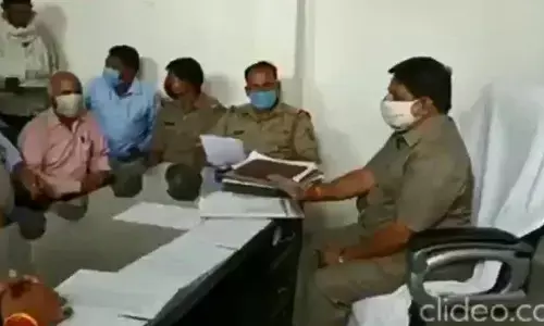 अलीगढ़ में फिर बीजेपी विधायक के कारनामे का ये वीडियो वायरल, थाना प्रभारी की कुर्सी पर बैठकर लिखाई रिपोर्ट