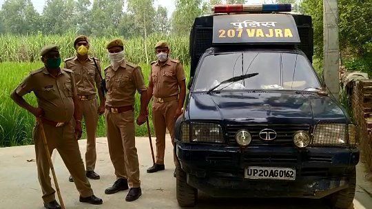 बिजनोर में पुलिस पर पथराव, पुलिस कर्मियों की आंख में डाला मिर्च पाउडर बिजनोर में पुलिस पर पथराव, पुलिस कर्मियों की आंख में डाला मिर्च पाउडर