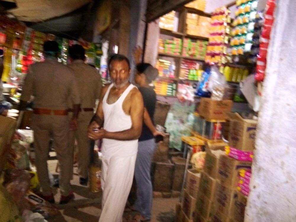 गाजियाबाद के लोनी में मोटरसाइकिल सवार बदमाशों ने दुकान में घुसकर की लूट,हवाई फायरिंग कर मौके से फरार हुए बदमाश गाजियाबाद के लोनी में मोटरसाइकिल सवार बदमाशों ने दुकान में घुसकर की लूट,हवाई फायरिंग कर मौके से फरार हुए बदमाश