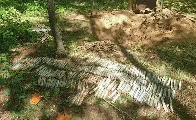 पुलवामा जैसे आतंकी हमला टला, सेना को जम्मू-कश्मीर हाईवे के पास मिला 52 किलो विस्फोटक पुलवामा जैसे आतंकी हमला टला, सेना को जम्मू-कश्मीर हाईवे के पास मिला 52 किलो विस्फोटक