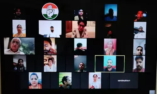 प्रियंका गांधी ने युवाओं के साथ रोजगार के मुद्दे पर शुरू किया संवाद, सबकी बात सुनी बात, कहते कहते रो पड़े युवक