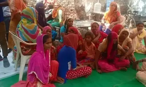 नोएडा प्राधिकरण से निकाले गये सफाई कर्मचारी, आहत होकर सफाई कर्मचारी अनिल ने की, आत्महत्या मचा हडकम्प