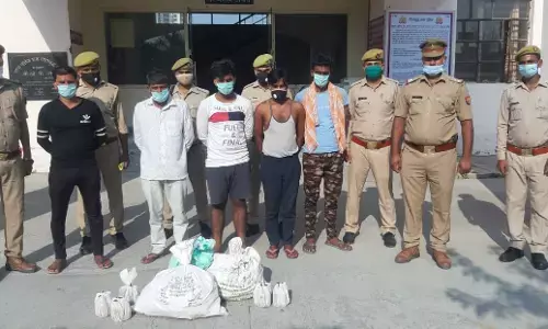 नोएडा : थाना नॉलेज पार्क पुलिस ने पांच शराब तस्करों को किया गिरफ्तार नोएडा : थाना नॉलेज पार्क पुलिस ने पांच शराब तस्करों को किया गिरफ्तार