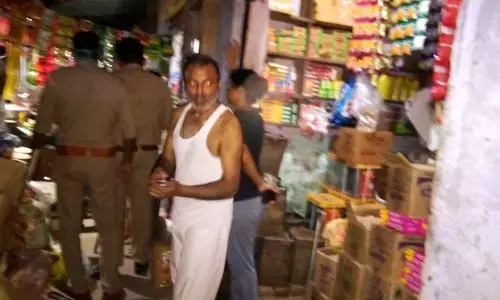 गाजियाबाद के लोनी में मोटरसाइकिल सवार बदमाशों ने दुकान में घुसकर की लूट,हवाई फायरिंग कर मौके से फरार हुए बदमाश गाजियाबाद के लोनी में मोटरसाइकिल सवार बदमाशों ने दुकान में घुसकर की लूट,हवाई फायरिंग कर मौके से फरार हुए बदमाश