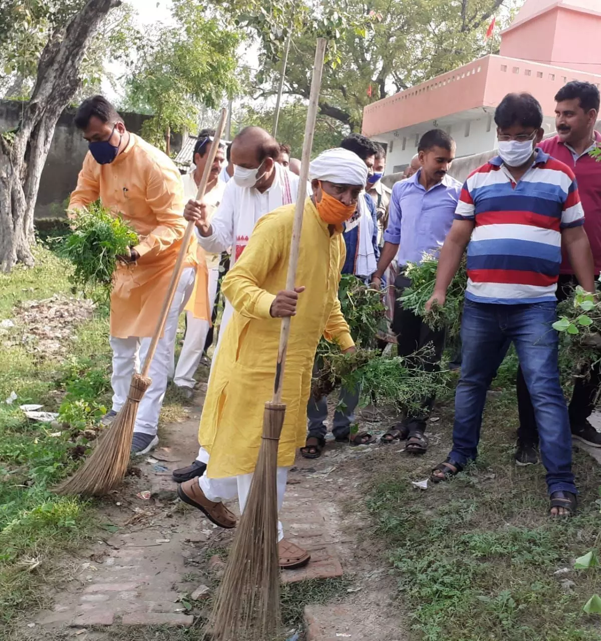 सुल्तानपुर में पीएम मोदी के 70 वें जन्मदिन पर सेवा सप्ताह के पांचवें दिन हनुमान मंदिर में चलाया गया स्वच्छता अभियान