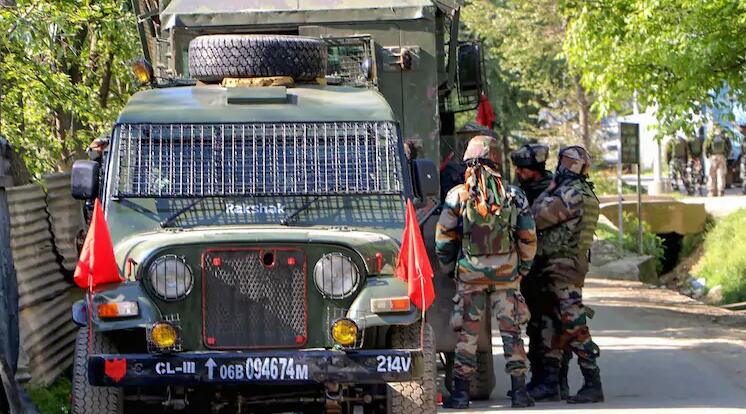 शोपियां मुठभेड़: सेना ने माना जवानों ने किया नियमों का उल्लंघन, कार्रवाई के आदेश शोपियां मुठभेड़: सेना ने माना जवानों ने किया नियमों का उल्लंघन, कार्रवाई के आदेश