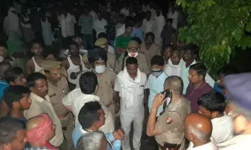 जौनपुर में बदमाशों ने ग्राम प्रधान को क्लीनिक में घुसकर मारी गोली, एसपी ने थानेदार सहित 3 किए निलंबित जौनपुर में बदमाशों ने ग्राम प्रधान को क्लीनिक में घुसकर मारी गोली, एसपी ने थानेदार सहित 3 किए निलंबित