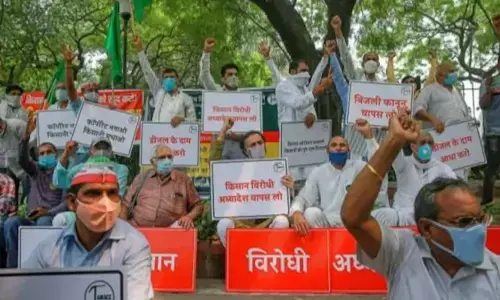 लोकसभा में पास हुए किसानों से जुड़े बिल का क्यों हो रहा विरोध, जानें- क्या हैं विधेयक, मंत्री ने भी दिया इस्तीफ़ा लोकसभा में पास हुए किसानों से जुड़े बिल का क्यों हो रहा विरोध, जानें- क्या हैं विधेयक, मंत्री ने भी दिया इस्तीफ़ा