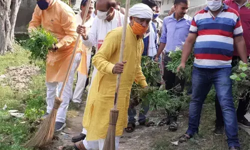 सुल्तानपुर में पीएम मोदी के 70 वें जन्मदिन पर सेवा सप्ताह के पांचवें दिन हनुमान मंदिर में चलाया गया स्वच्छता अभियान सुल्तानपुर में पीएम मोदी के 70 वें जन्मदिन पर सेवा सप्ताह के पांचवें दिन हनुमान मंदिर में चलाया गया स्वच्छता अभियान